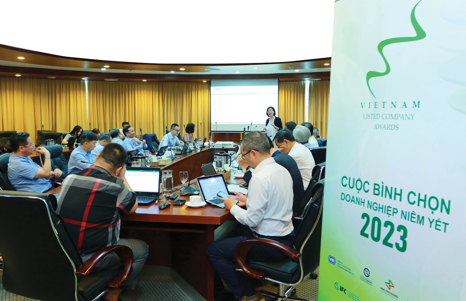 mot-buoi-lam-viec-cua-hoi-dong-binh-chon-doanh-nghiep-niem-yet-2023